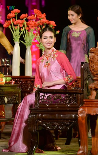 Soirée des ao dai au Temple de la Littérature - ảnh 20